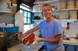 FERSKE FRISTELSER: Betsy Larsen er andregenerasjons fiskebutikkeier. Hennes bestefar fra Oslo kom over som fisker og s�nnen startet �Larsen's� i fiskelandsbyen Menemsha. Familien har siden drevet det popul�re fiskemarkedet. Foto: CAMILLA FLAATTEN