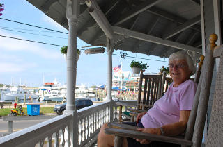 �GINGERBREAD HOUSE�: Estelle Reagan (83) driver Attleboro House i Oak Bluffs. Pensjonatet ble f�rste gang i 1874. Foto: CAMILLA FLAATTEN
