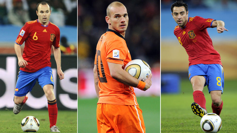 BARE TO ER GODE NOK: Alex Ferguson mener bare Andres Iniesta (t.v) eller Xavi Hernandez (t.h) er gode nok til � erstatte Paul Scholes. Det var derfor at han droppet � hente Wesley Sneijder (midten) til Old Trafford. Foto: AFP Photo / Lluis Gene