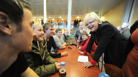 SP�R OM REKTOR: Kunnskapsminister Kristin Halvorsen tar seg tid til en prat med elevene p� Glemmen skole i Fredrikstad, og vil gjerne vite om de er forn�yd med rektor. Selv delte SV-lederen ut en solsikke som takk for rektor John R. Kristiansens innsats i � yrkesrette utdanningen p� skolen. Foto: John T. Pedersen / Dagbladet