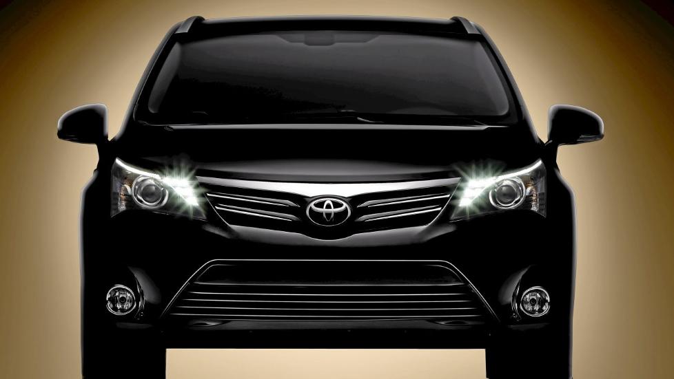 AVENSIS: Dette er det f�rste offisielle bildet av nye Toyota Avensis.
