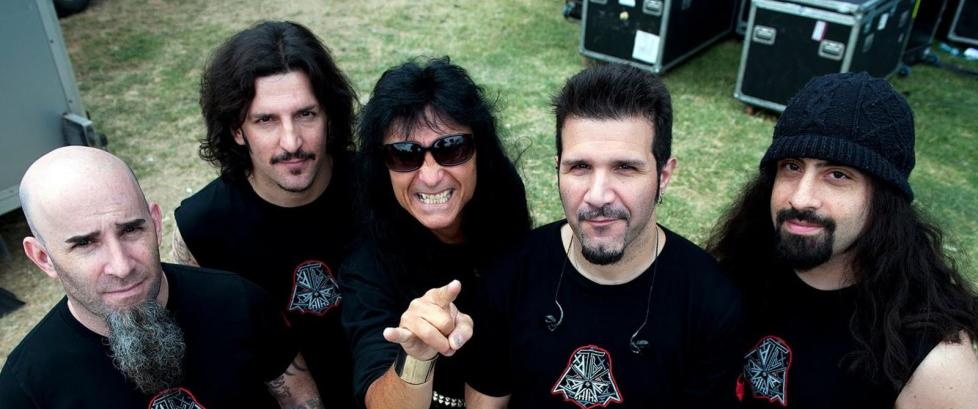 Fem metal-plater under lupen