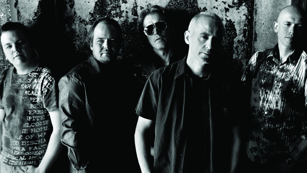 SJANGERHOPPENDE: Hjerterknekt hopper for mye mellom sjangrene p� �Lang natts ferd mot dag�, mener v�r anmelder.Henning Klevmark er nummer to fra h�yre.