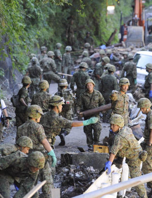Over hundre d�de og savnet etter tyfon i Japan