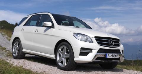 SNILLERE: Mercedes M-klasse er blitt vennligere mot milj�et. If�lge Mercedes er det normerte forbruket redusert med 25 prosent i gjennomsnitt. Foto: Mercedes