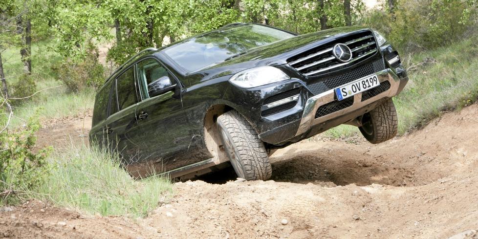 KLATREMUS: Med terrengpakke kan ML klare utfordringer de f�rreste noensinne ville finne p� � utsette en dyr bil for. Foto: Mercedes