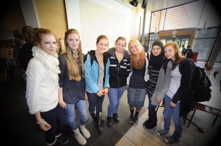 VIL HA SKOLEMAT: Jentene p� kunstfag p� Glemmen skole. Fra venstre: Amalie Moe, Julie Moe, Ingelin Dahl Olsen, Andrea Nilsen, Gina Lindberg, Saly Jalloul og Aleksandra Grundstr�m Berg. Foto: John T. Pedersen / Dagbladet