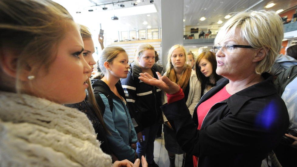VARM SKOLEMAT? P� Glemmen videreg�ende skole i Fredrikstad vil Julie Moe (nummer to fra venstre) og venninnene vite hva som skjer med Kristin Halvorsens l�fte om et varmt skolem�ltid. Kunnskapsministeren ber jentene om hjelp, men innr�mmer overfor Dagbladet at hun ikke har nubbesjans til � f� gjennomslag for varm skolemat n�. Fra venstre: Amalie Moe, Julie Moe, Ingelin Dahl Olsen, Andrea Nilsen, Gina Lindberg og Aleksandra Grundstr�m Berg. Foto: John T. Pedersen / Dagbladet