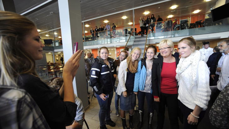 MMS-BEVIS: Selv om Julie Moe og venninnene ikke helt skj�nner hvorfor Kristin Halvorsen ba dem mase p� Erna Solberg i H�yre og Trine Skei Grande i Venstre om et varmt skolem�ltid i stedet, var det stas � m�te SV-lederen. Dessuten skal bildebevis sikres av Julie Moe. Fra venstre: Andrea Nilsen, Aleksandra Gundstr�m Berg, Gina Lindberg, Ingelin Dahl Olsen, Kristin Halvorsen og Amalie Moe. Foto: John T. Pedersen / Dagbladet