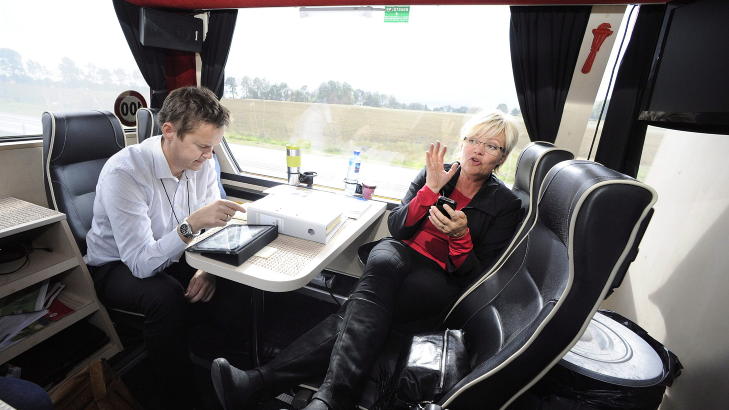 P� VELGERJAKT: Kristin Halvorsen blir intervjuet av Dagbladet om bord i SV-bussen, Valgthrilleren. Foto: John T. Pedersen / Dagbladet