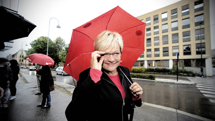 GIR SEG IKKE: Selv om det er tungt � drive valgkamp med d�rlige meningsm�linger og t�ffe utsikter, gir ikke Kristin Halvorsen seg s� lett. I T�nsberg fikk alle p� gata m�te med en glad og velgerfl�rtende SV-leder. Foto: John T. Pedersen / Dagbladet