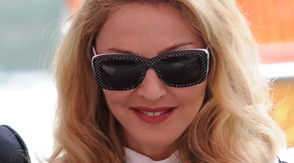 MADONNA: Artisten smiler neppe av videoklippet som viser at hun baksnakker gaven hun fikk av en fan. Foto: Stella Pictures