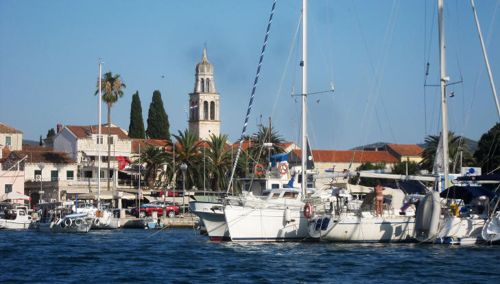 B�TLIV: Lei din egen seilb�t, med eller uten skipper. Ta en badeb�t, eller g� p� ei ferje. Vela Luca p� vestsiden av Korcula er et yndet stoppested p� vei mellom �yene, uansett b�ttype. Foto: TINE FALTIN