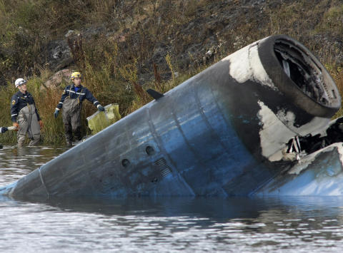 BRAKK I FLERE DELER: Deler av flyet havnet i elva Volga. Foto: AP Photo/Misha Japaridze/SCANPIX