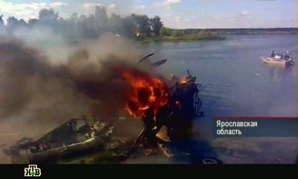 STYRTET OG TOK FYR: Det russiske passasjerflyet havarerte kort tid etter avgang fra flyplassen i byen Jaroslavl. 43 av 45 personer om bord omkom; to oppgis � v�re kritisk skadd. Foto: EPA/NTV/SCANPIX