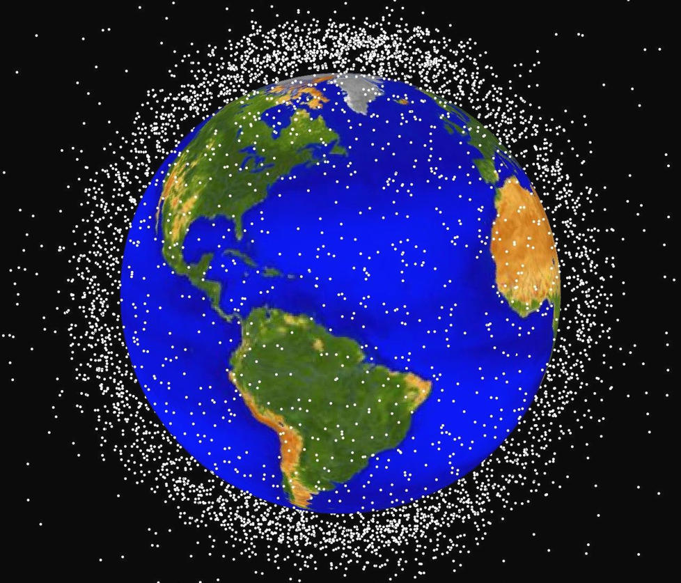 ET FARLIG PROBLEM: Denne datagrafikken utarbeidet av NASA viser romskrotproblemet i oml�psbane rundt jorda. Mange titalls millioner biter s�ppel etter menneskets romfartsaktivitet truer satellitter og romfart�y, og et ekspertpanel mener problemet n� er s� alvorlig at vi b�r vurdere � rydde opp. Foto: AP Photo/NASA