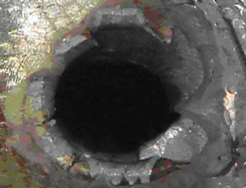 FARLIG: I 2007 ble romferjen Endeavour truffet av et lite objekt som laget et hull på nesten én cm. Foto: NASA FARLIG: I 2007 ble romferjen Endeavour truffet av et lite objekt som laget et hull på nesten én cm. Foto: NASA
