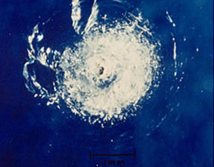 BITTESMÅ BITER MED STOR HASTIGHET: Et stort krater ble oppdaget i frontruta til romferjen Challenger i 1983 etter at den ble truffet av et malingflak. Foto: NASA BITTESMÅ BITER MED STOR HASTIGHET: Et stort krater ble oppdaget i frontruta til romferjen Challenger i 1983 etter at den ble truffet av et malingflak. Foto: NASA