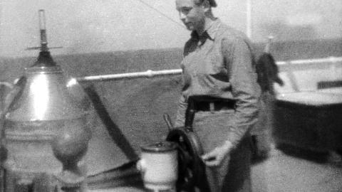 LIVET TIL SJ�S: Diktet N�r vinsjen st�r og hyler bruker bilder fra en sj�manns verden. Her jungmann Harald Alvik til rors p� toppbrua p� Skipet M/S Tigre utenfor Afrika i 1947. Foto: SCANPIX