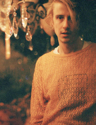 Oppvokst i sekt med prostituert mor