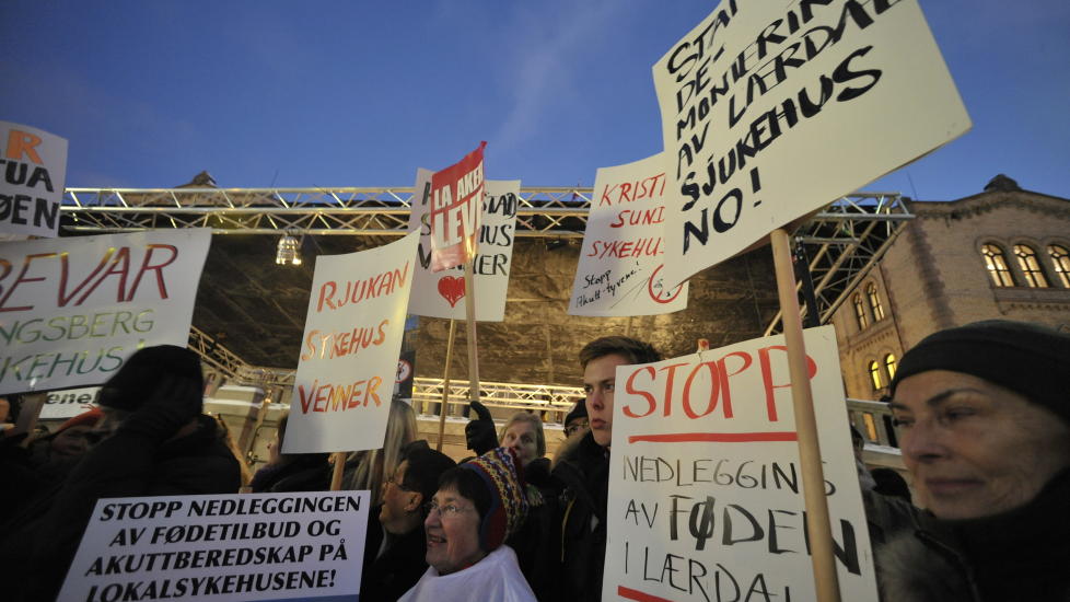 ENGASJERER: Folkebevegelsen holder demonstrasjon for lokalsykehusene utenfor stortinget. Foto: John T. Pedersen/Dagbladet