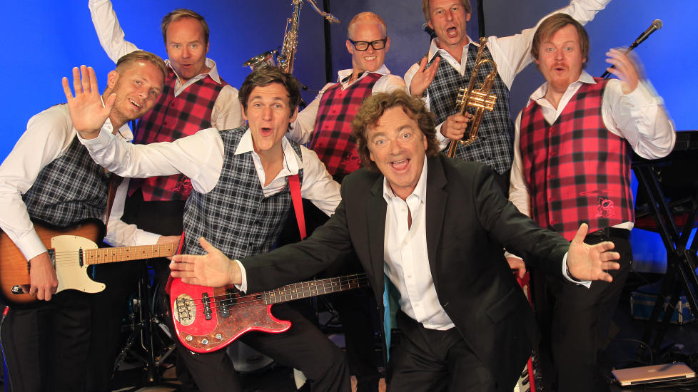 BLUNCK MED BAND: �ivind Blunck er ikke alene om sitt soloshow. Han har st�tte fra sitt seksmannsorkester. Foto: Dizzie Showteater.