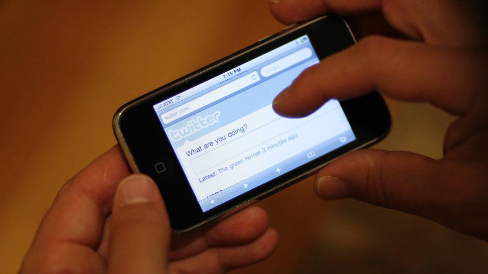 De fleste Twitter-brukere benytter mobiltelefonen til � kringkaste sine dagligdagse gj�rm�l og meninger via det sosiale nettstedet. Illustrasjonsfoto: REUTERS/Mario Anzuoni/SCANPIX