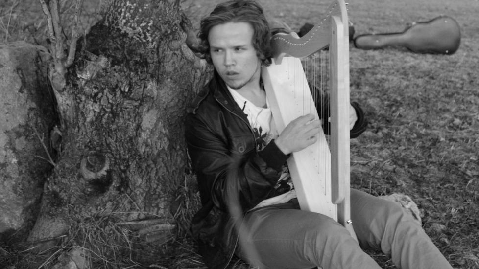 MUSIKALSK AUGUSTPOET: &mdash;&nbsp;Musikk har full kontroll over f�lelsene mine, sa Martin Stray Egeberg da han ble m�nedens poet forrige gang. N� har han g�tt til topps med en hyllest til ungdommens ambisjoner og fryktl�shet. Her avbildet med en nesten vektl�s folkeharpe som han kan ta med overalt. Foto: Bj�rn Bergene