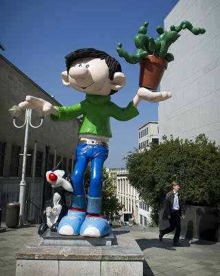 TEGNESERIEBYEN: En tegneseriefigur med navnet Gaston Lagaffe viser veien til det internasjonale tegneseriemuseet. Foto: JOHN TERJE PEDERSEN