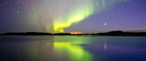 Slynger elektrisk ladede partikler mot jorda