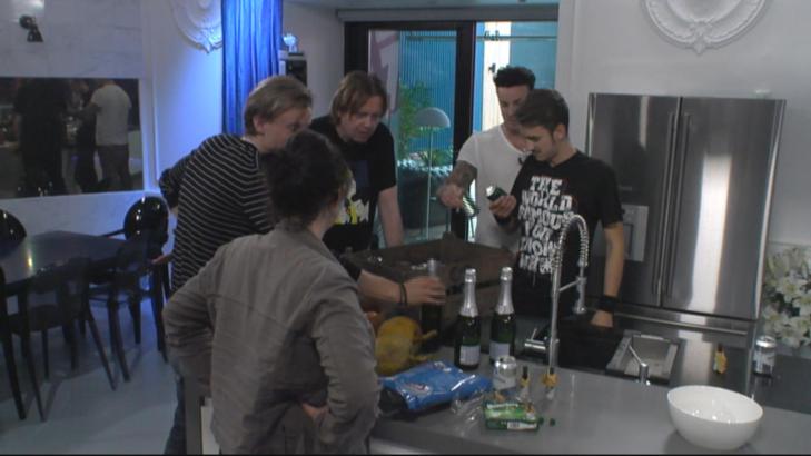 V�T BEL�NNING: Etter � ha v�rt sammenlenket og zappet vennene med en elektrisk grisepistol f�r journalist- og bloggedeltakerne sin bel�nning i form av �l og cava. Foto: �Big Brother�/TV2