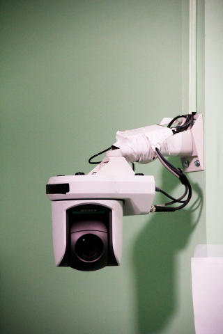 KONTINUERLIG OVERV�KING: Ingen steder kan deltakerne f�le seg trygge for kameraene i �Big Brother�-huset. Foto: �Big Brother�/TV2