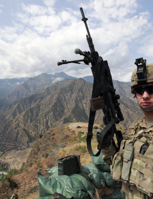 - Krigen er som en mygglampe, som hindrer insektene � komme inn i huset