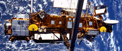 Død satellitt i ferd med å styrte mot jorda