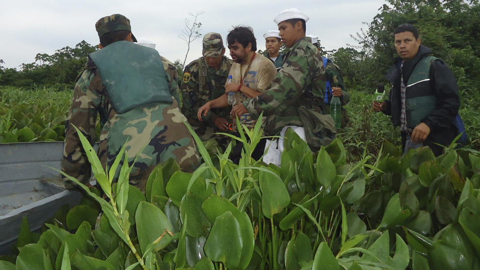 VED BREDDEN: Minor Vidal sto ved bredden av elven og viftet med armene da milit�re kj�rte forbi i b�t. Det f�rste han fikk av redningsmannskapene var en flaske vann. Foto: SCANPIX/REUTERS/Bolivian Army