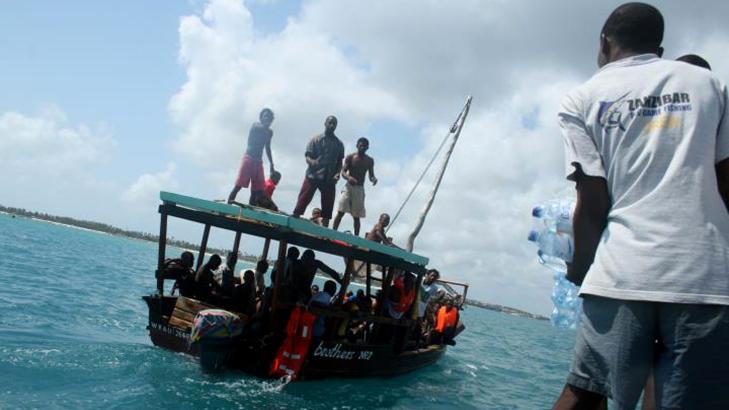 En fiskeb�t plukket opp overlevende etter ferjeforliset. Her mottar de overlevende vann fra mannskapet om bord p� turistb�ten Kisi. Foto: REUTERS/Marton Dunai/Scanpix