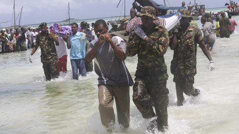 FRAKTES I LAND:  Politiet i Tanzania frakter d�de kropper opp fra vannet. Foto: AP Photo/Sultan Ali/Scanpix