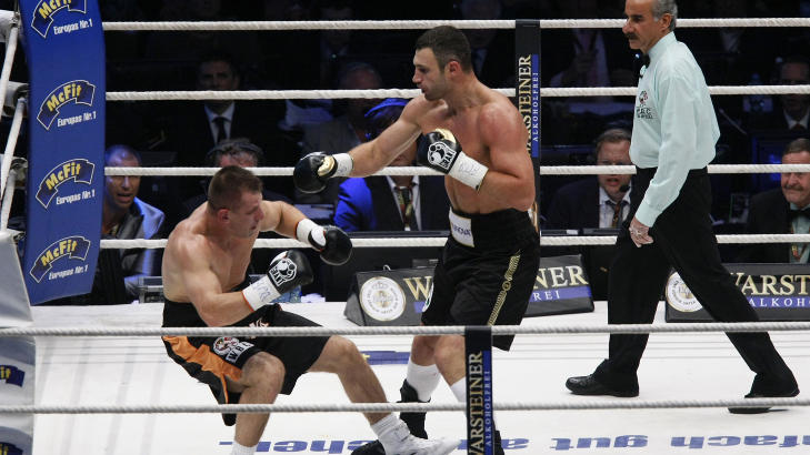 M�TTE I GULVET: Adamek ble sendt i gulvet i 6. runde, og i 10. runde stanset dommeren kampen. Foto:  REUTERS/Kacper Pempel