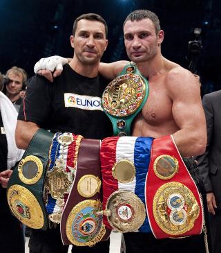 VERDENS BESTE BOKSEBR�DRE:Vitali og Vladimir Klitsjko viser fram tungvektsbeltene sine. Foto: EPA/ROBERT SCHLESINGER
