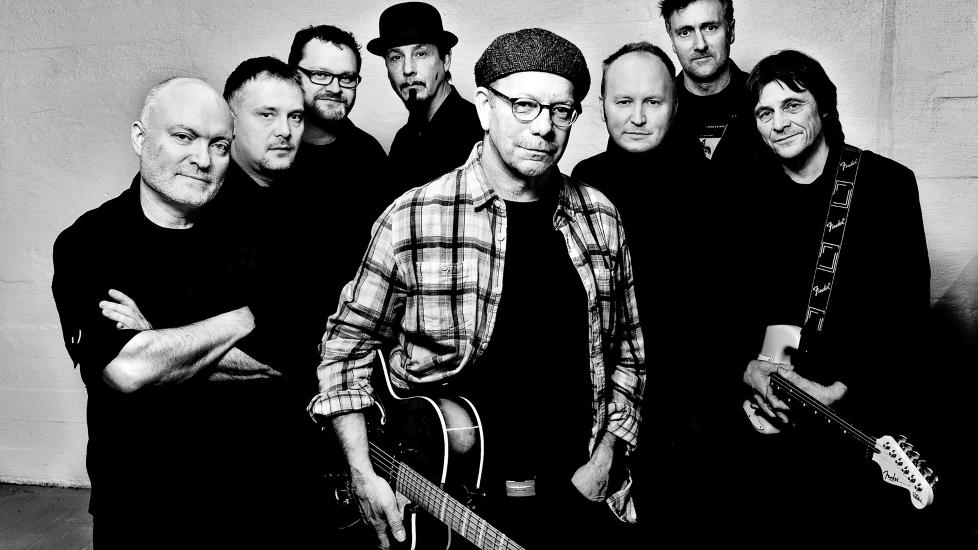 NYTT FJELD-BAND: Jonas Fjeld foran det nye bandet sitt. Fra venstre bak: Joseph Angyal, Birger Mistereggen, Ole J�rn Myklebust, Finn Tore Tokle, Thomas Eriksen, Ben Basg�rd og Bent Bredesen. Sistnevnte var ogs� med i Jonas Fjeld Band p� 70-tallet under navnet Steve Cooling.