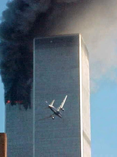 3000 DREPT: Det andre flyet, United Airlines Flight 175, er p� vei inn i det s�rlige t�rnet av World Trade Center, morgenen 11. september 2001. Tilsammen d�de n�rmere 3000 mennesker i angrepene p� WTC og Pentagon. Foto: Carmen Taylor/AP/Scanpix