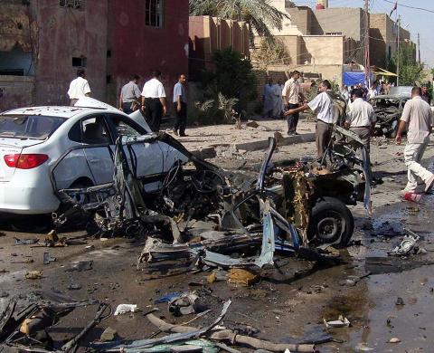 FORTSATT TERROR: 110 000 drepte sivile irakere, er et forsiktig anslag p� tapene siden mars 2003. Det er ett 11. september hver 83. dag. Her fra 15. august, da 54 mennesker ble drept i en rekke forskjellige angrep i Irak. Foto: Khider Abbas/EPA/Scanpix