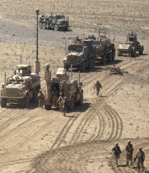I KRIG: Det tok en m�ned fra 11. september, f�r USAs koallisjonsstyrke begynte � bombe Afghanistan og klargj�re en invasjon. Her er amerikanske soldater, som fortsatt er i landet - ti �r etter. Det er planlagt en gradvis tilbaketrekning av styrkene de neste �rene, der afghanerne selv skal ta over ansvaret for sikkerheten i landet, som har v�rt i sammenhengende krig eller borgerkrig siden 1979. Foto: Rafiq Maqbool/AP/Scanpix