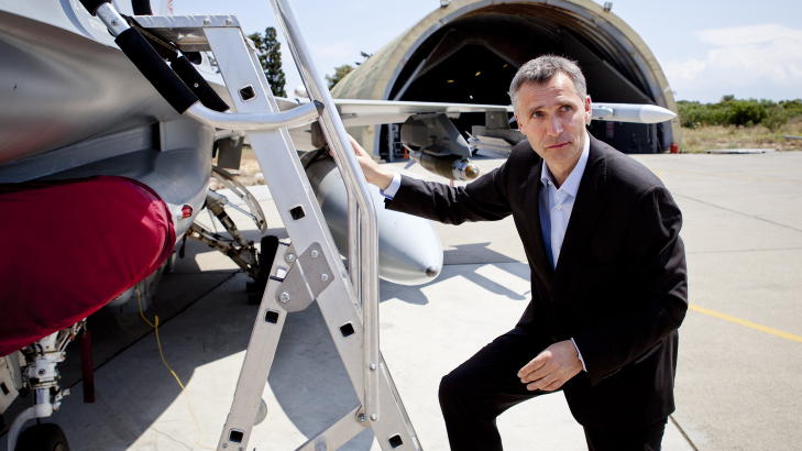KRITISERER LIBYA-BOMBINGEN: Jens Stoltenberg inspiserer et norsk F16-fly, som deltok i bombingen av Libya tidligere i �r. Gert Nyg�rdshaug reiser sp�rsm�let om ikke livene som har g�tt tapt i norske bombetokt kan skape terrorister som �nsker � ramme Norge. Foto: Tore Meek/Scanpix