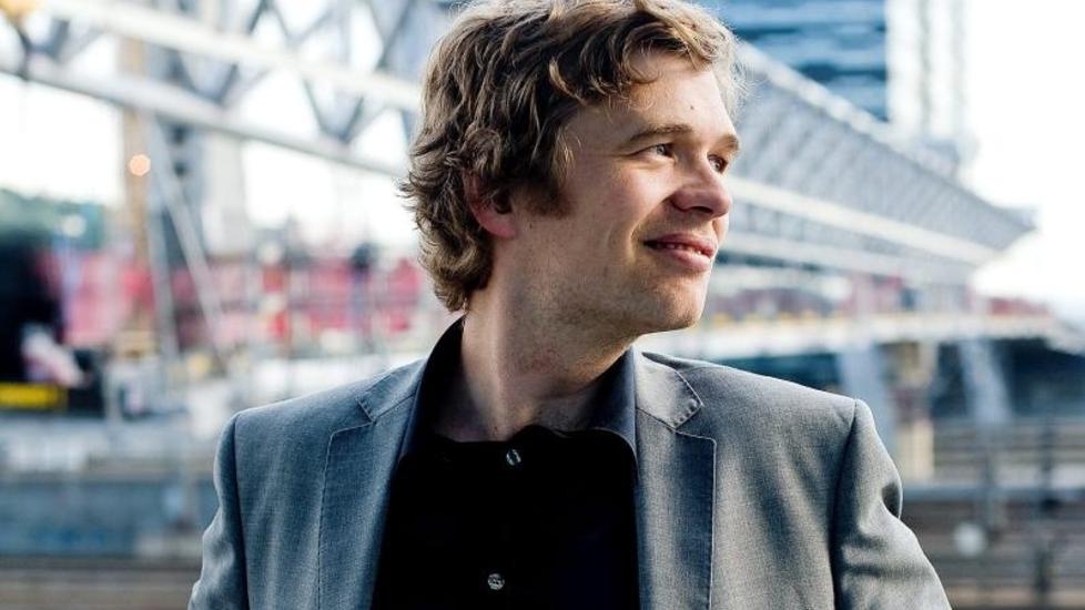 DEBUTERER: Stian Fjelldal (34) fra Lyngdal lager fengende og melodi�s visepop p� norsk.