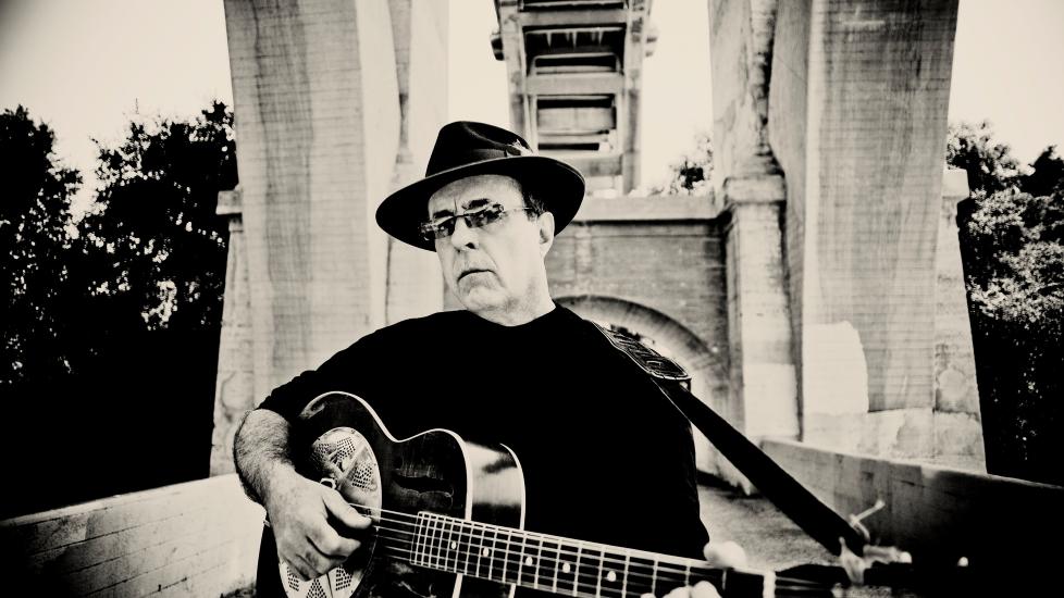 TEX-MEX: Tom Russell bor i El Paso i Texas, helt p� grensa mellom Mexico og USA. Det b�rer musikken hans preg av.