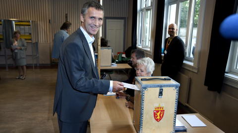 STEMTE: Trolig stemte statsminister Jens Stoltenberg p� Ap da han avla sin stemme p� Uranienborg skole i Oslo i g�r. Foto: Henning Lilleg�rd / Dagbladet