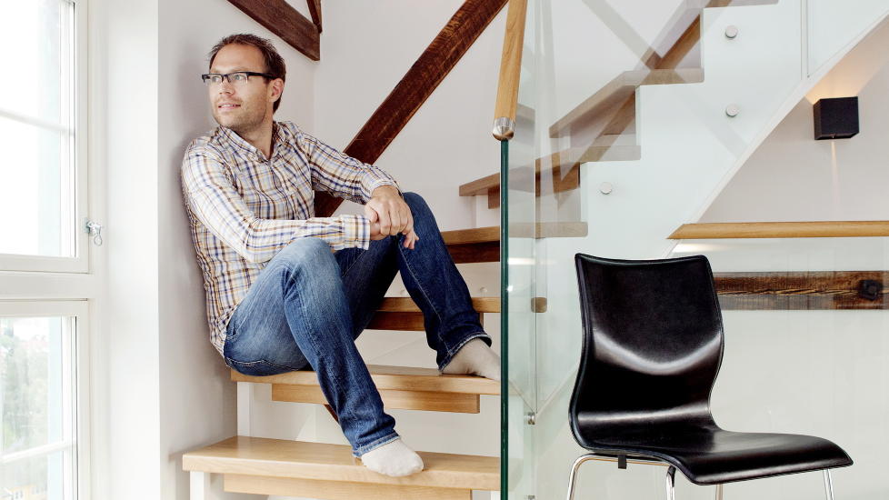 MANGE TRAPPER, MYE LYS: Og blir han lei av utsikten, kan han glede seg over at toget p� Gj�vik-banen reflekteres i glassgulvet n�r det passerer under huset.