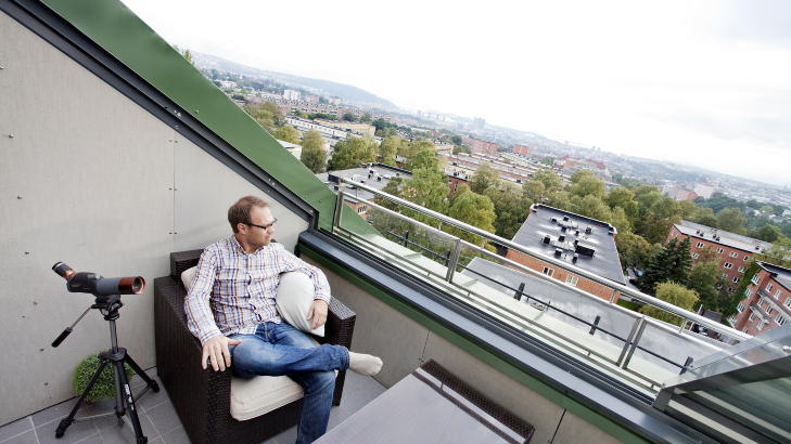 FLOTT UTSIKT: Fra terrassen har Torgeir utsyn over store deler av byen. Foto: Elisabeth Sperre Alnes/Dagbladet
