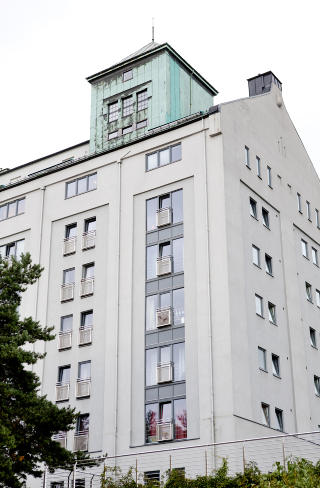 �T�RN-GEIR�: Torgeir Hovdens leilighet g�r over hele fem plan, tre av dem i t�rnet i det tidligere kornlageret.